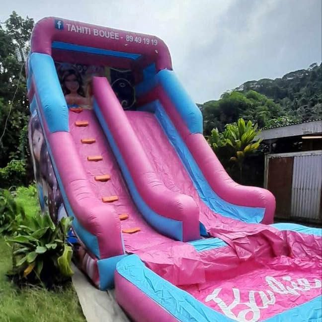 Toboggan gonflable rose Barbie avec son bassin